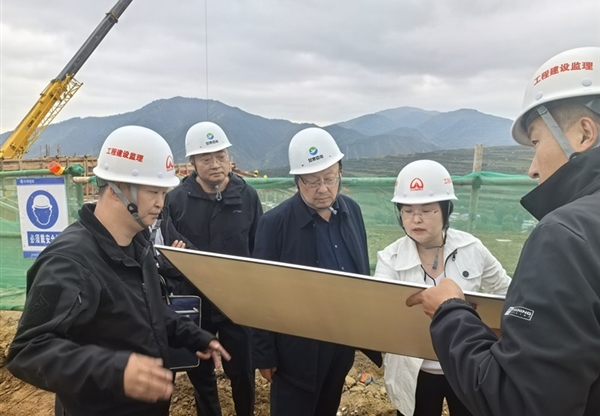 张佩峰调研督导榆中县山洪灾害受损户安置点建设推进情况